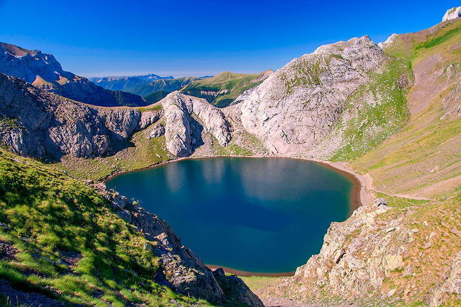 Ibón de Bernatuara en el valle de Bujaruelo