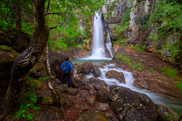 Senderista cascada de Canfranc