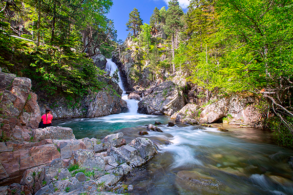 Senderista cascada gorgas del Alba