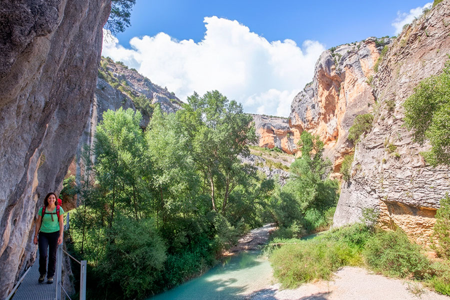 Senderista pasarelas de Alquezar
