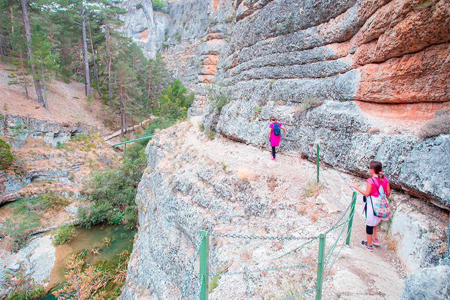 Senderistas barranco de la Hoz.