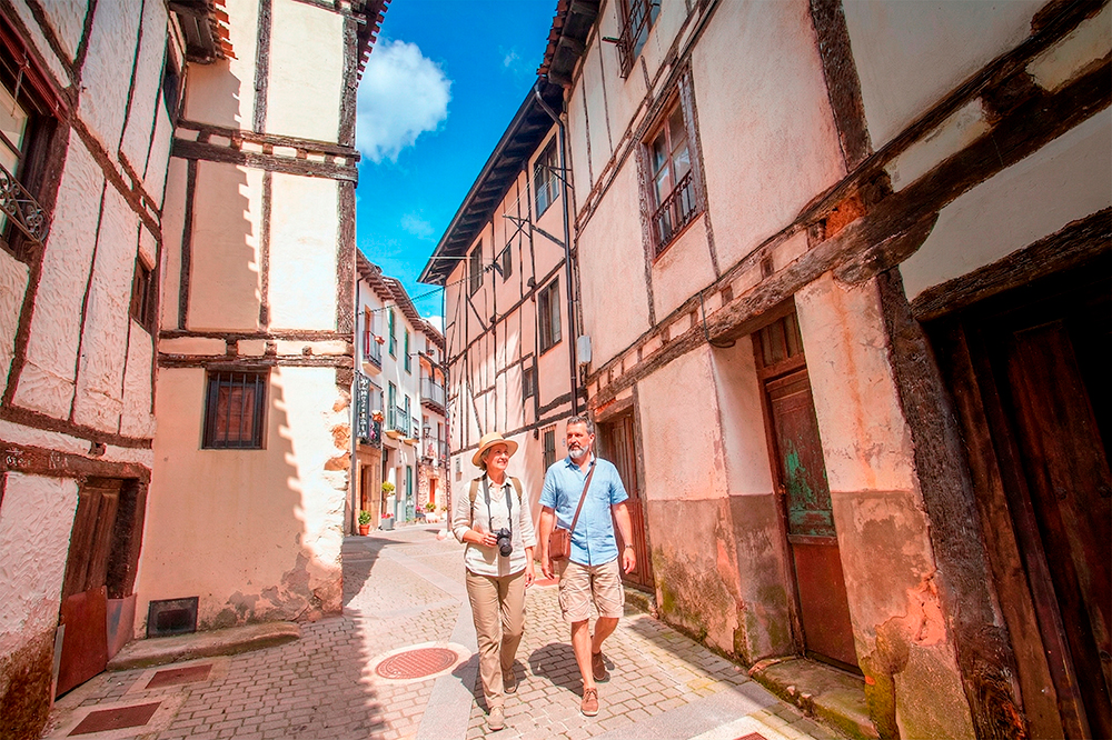 Turista paseando por Covarrubias