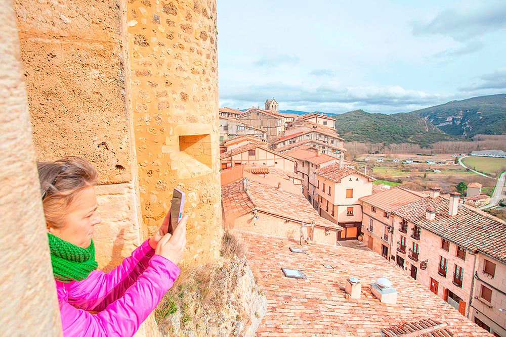 Turista sacando foto castillo de Frías