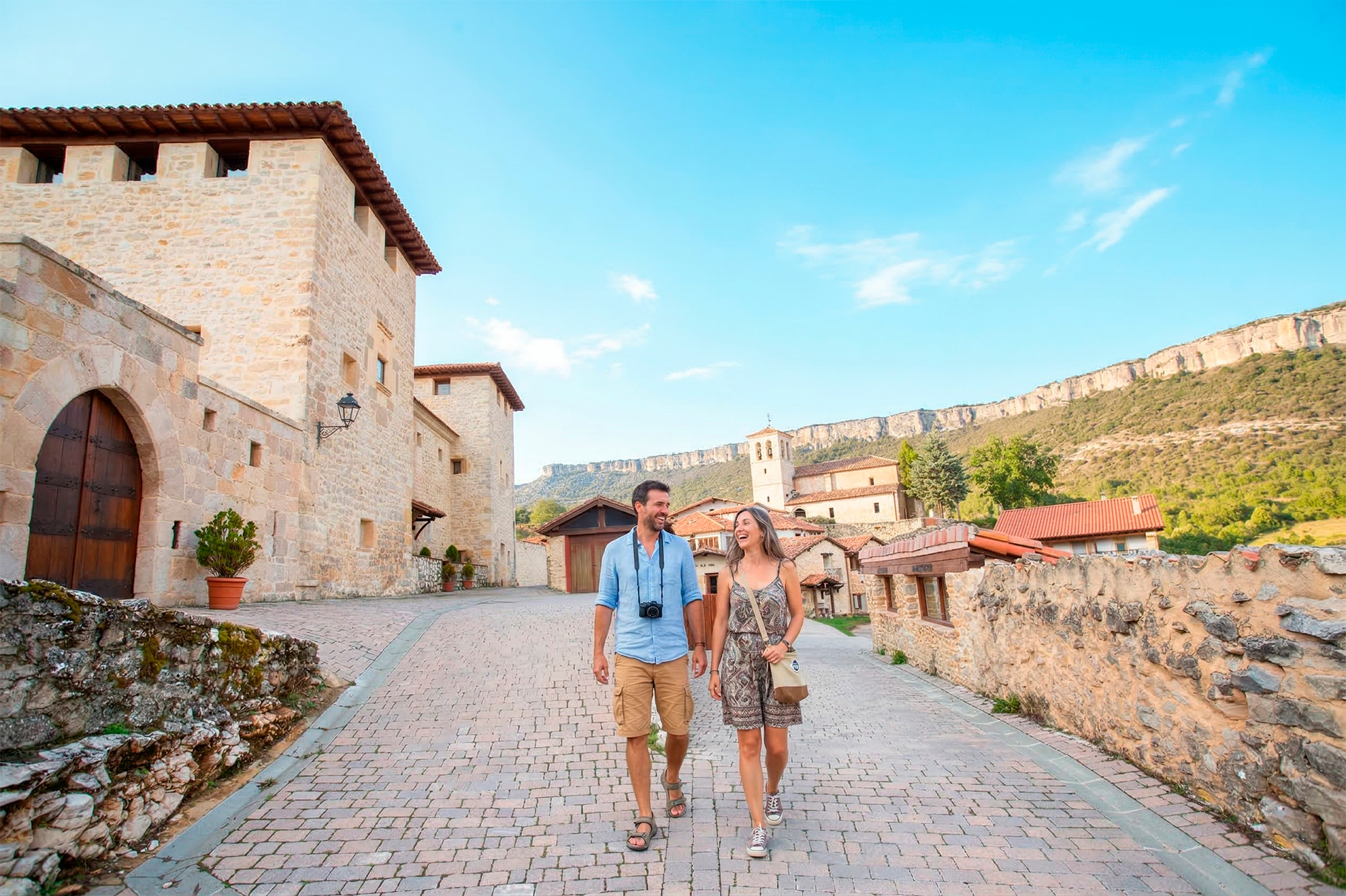 Turistas junto a palacio de los Porras en Puentedey